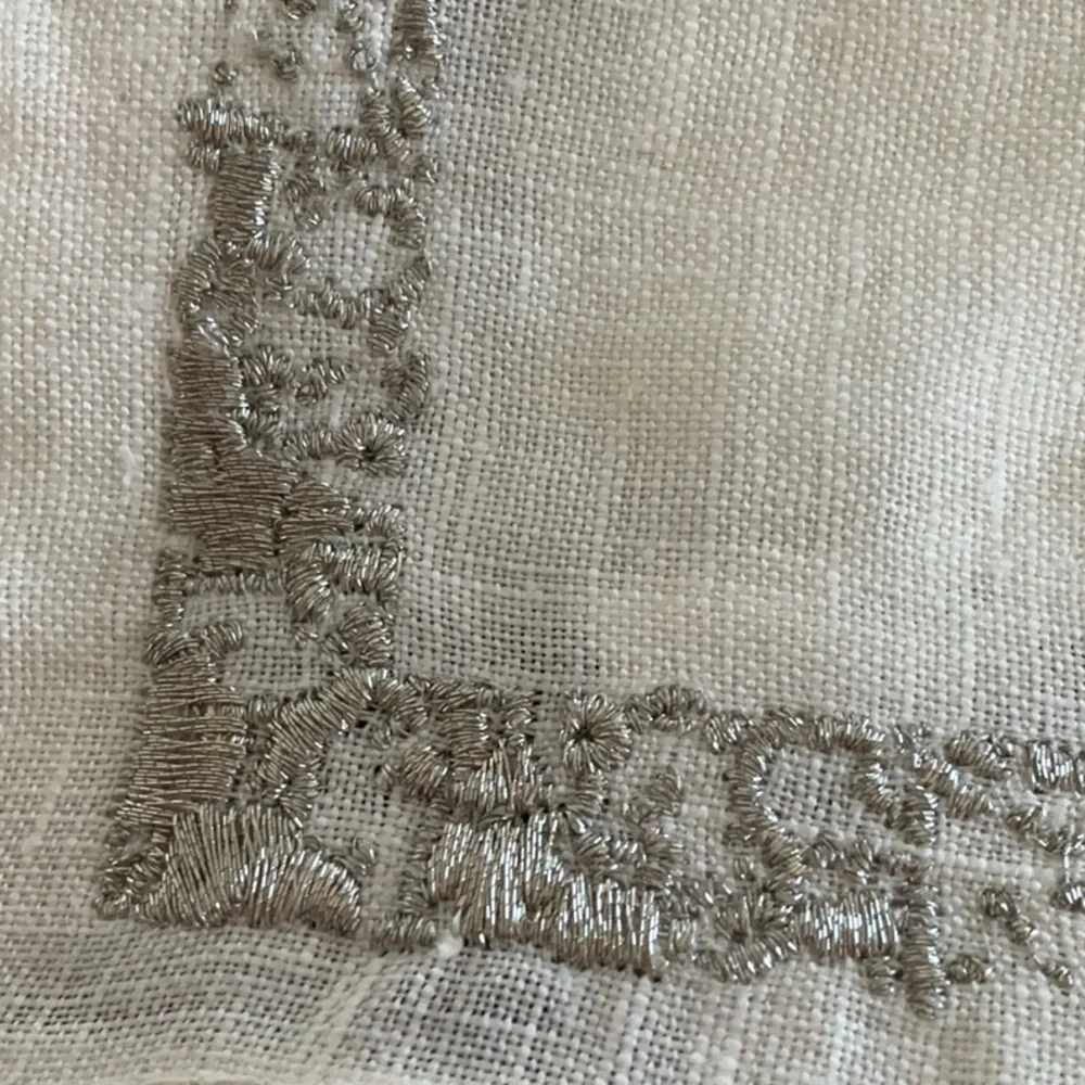 NWT KIM SEYBERT WHITE LINEN & SILVER METALLIC THREAD SET OF 2 impression napkin